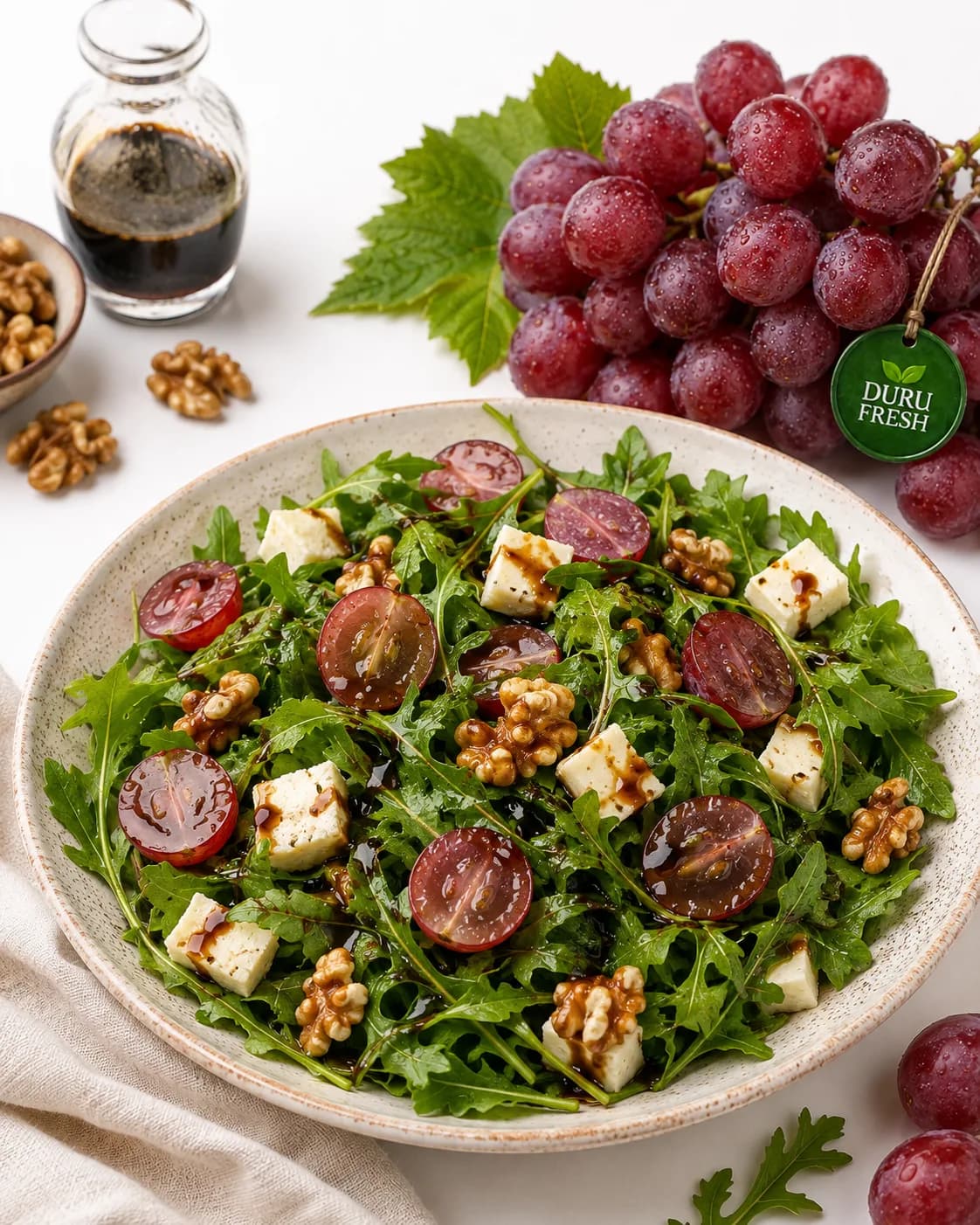 Kavrulmuş Cevizli ve Red Globe Üzümlü Roka Salatası